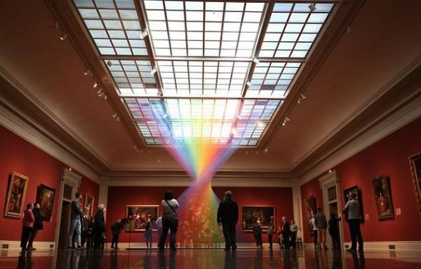 不靠光线折射 艺术家打造最美人造彩虹