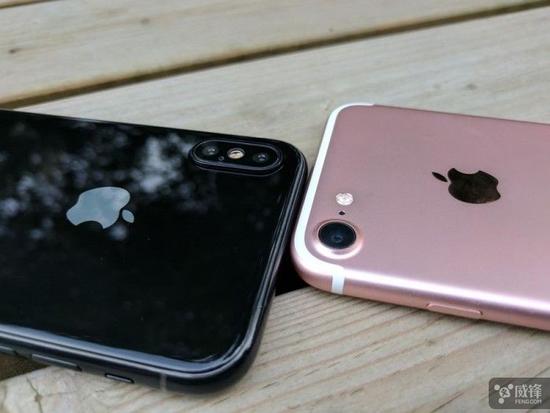 iPhone 8 原型真机和 iPhone 7上手对比